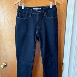 Like New Levi Midrise Skinny Jean Size 8
